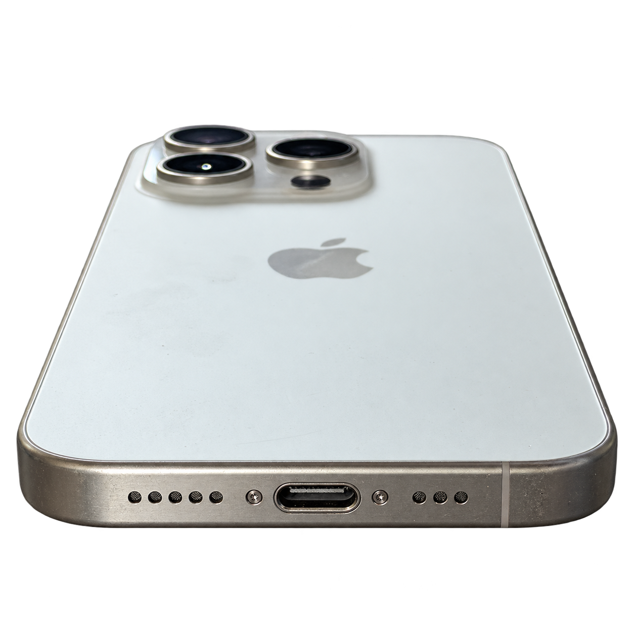 Onderzijde van de aangeboden iPhone 15 Pro met USB-C-aansluiting