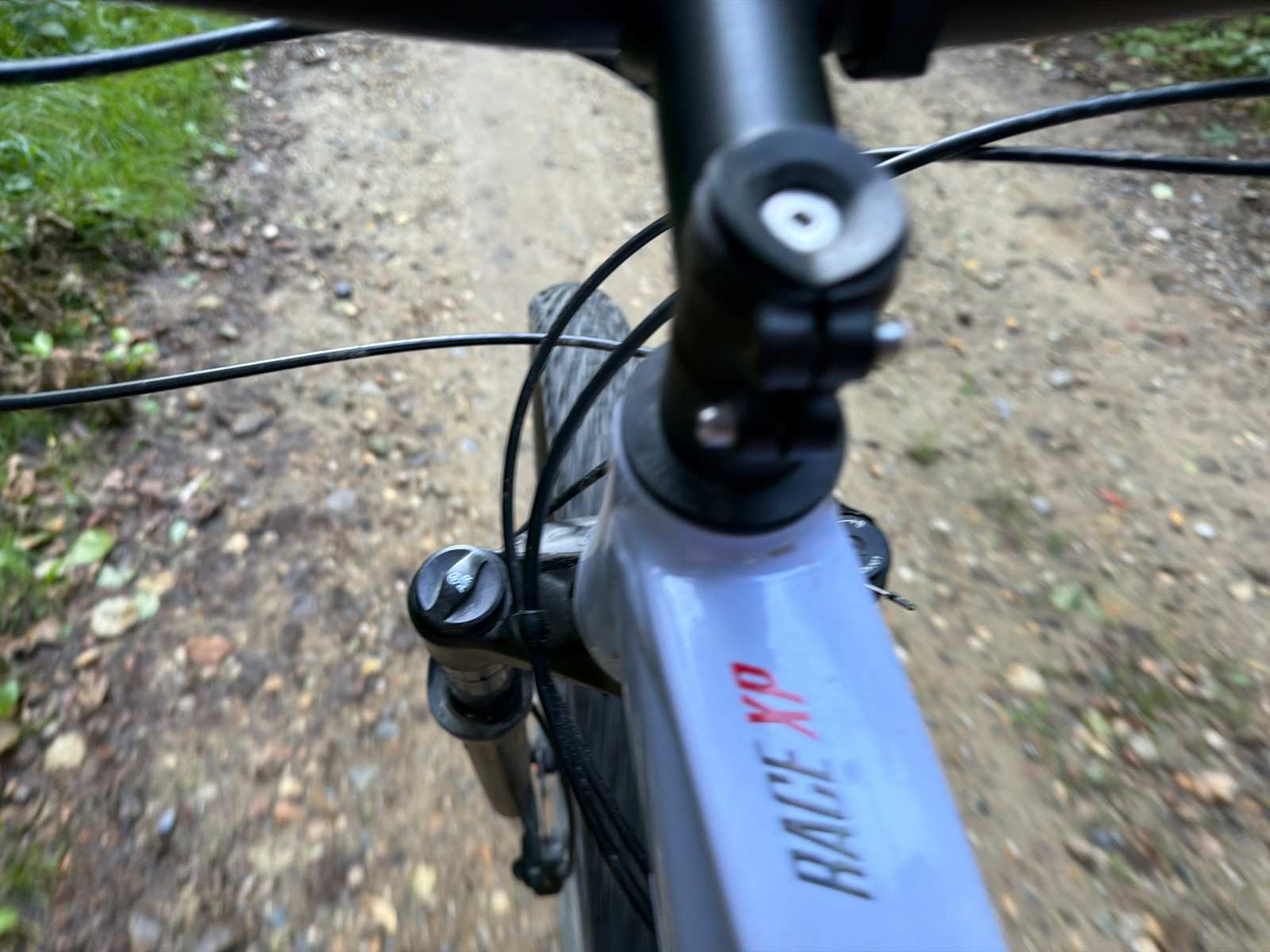 Mountainbike op een onverhard pad tijdens de tocht
