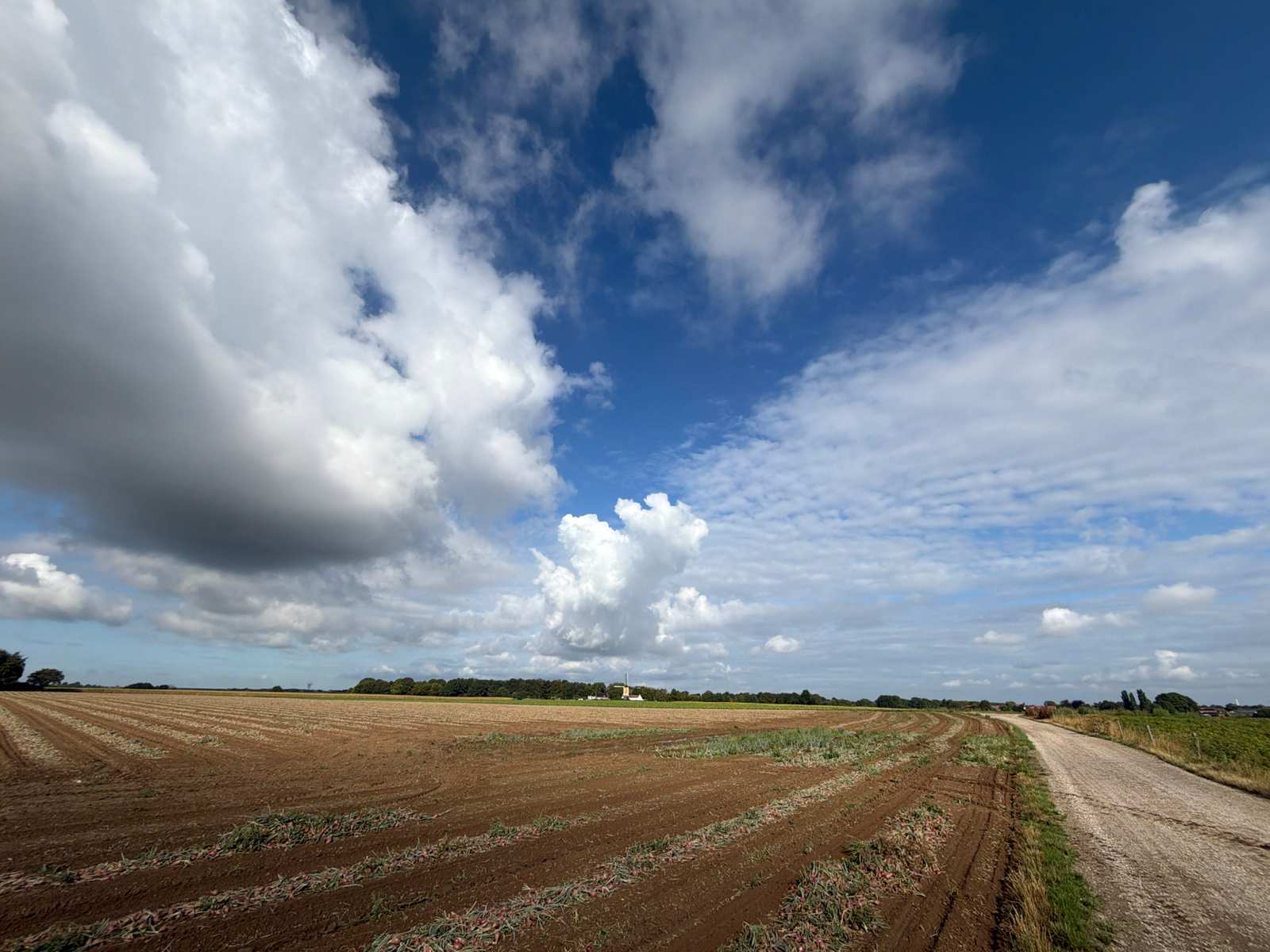 Gravelpad over het Plateau van Schimmert onder grote wolken