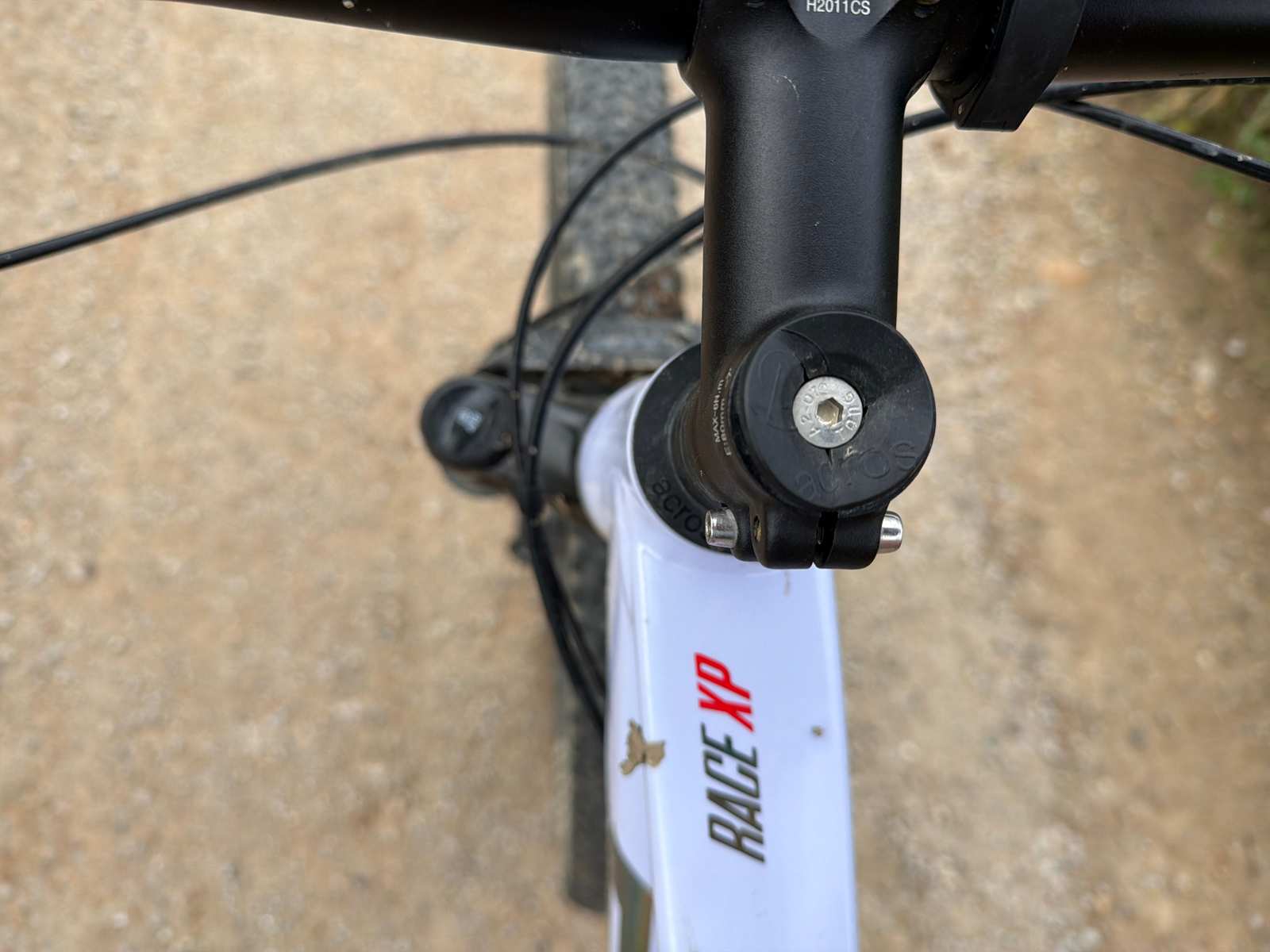 Detail van de mountainbike op het gravelpad