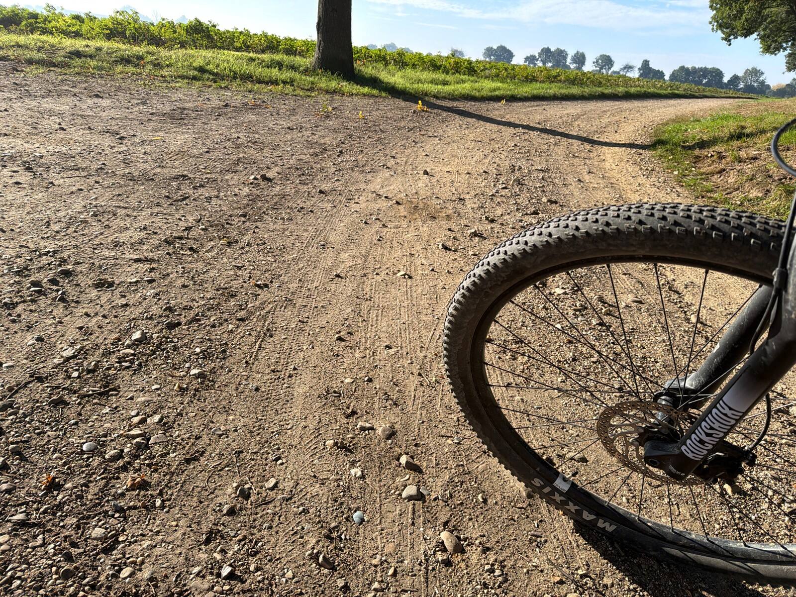 Voorwiel van de mountainbike op een onverhard pad