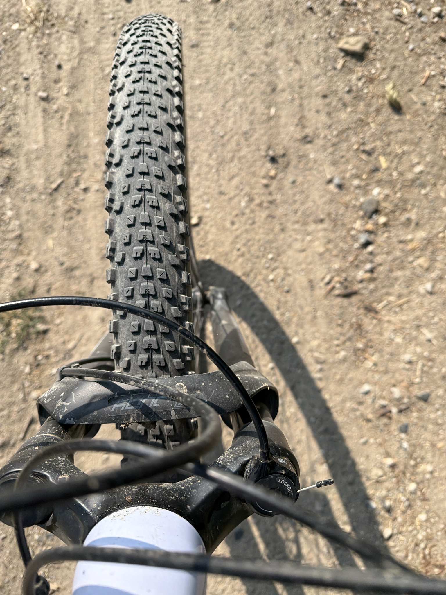 Mountainbikeband op een droog gravelpad