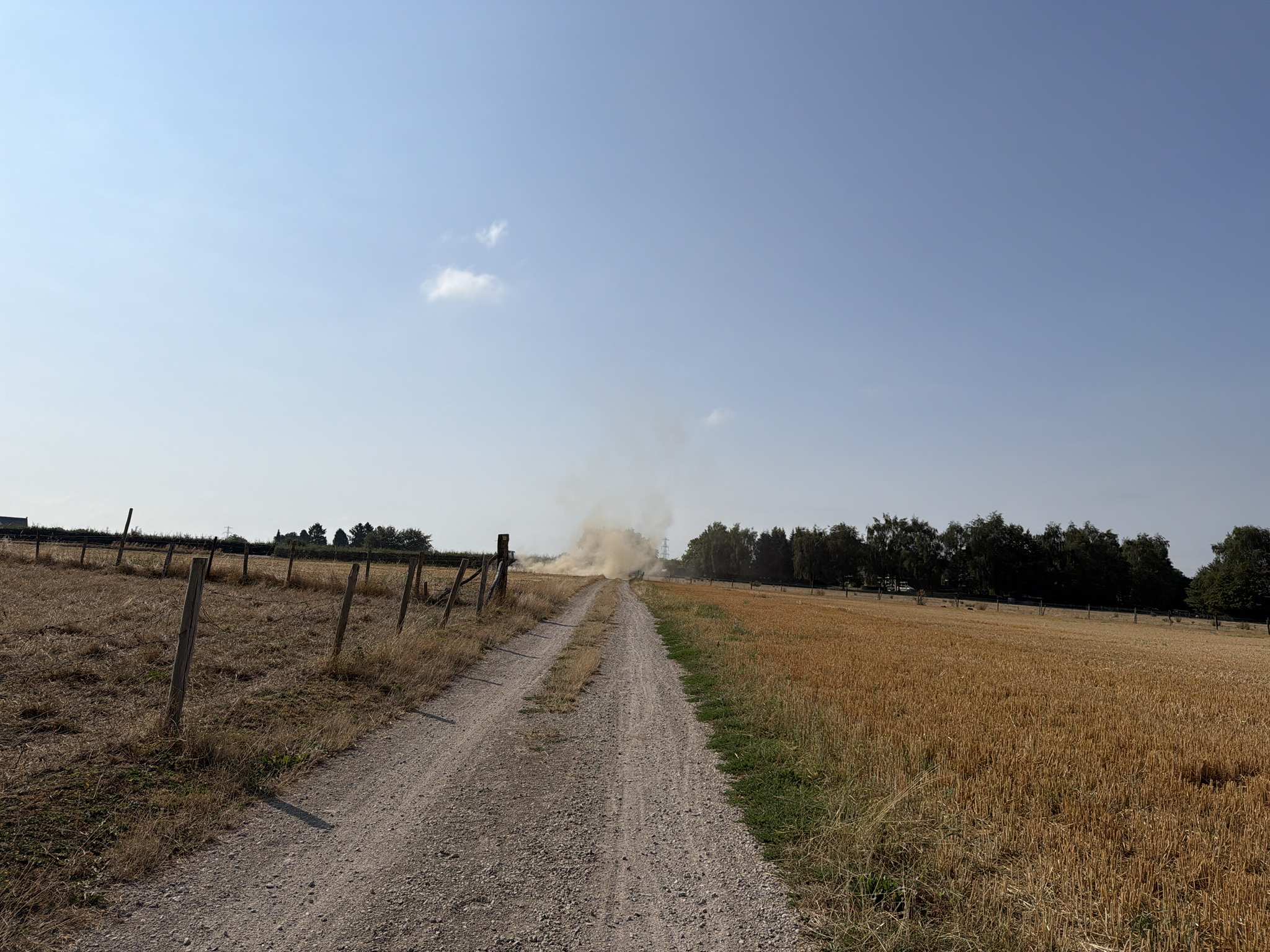 Stofwolk boven een droog veldpad richting Arensgenhout