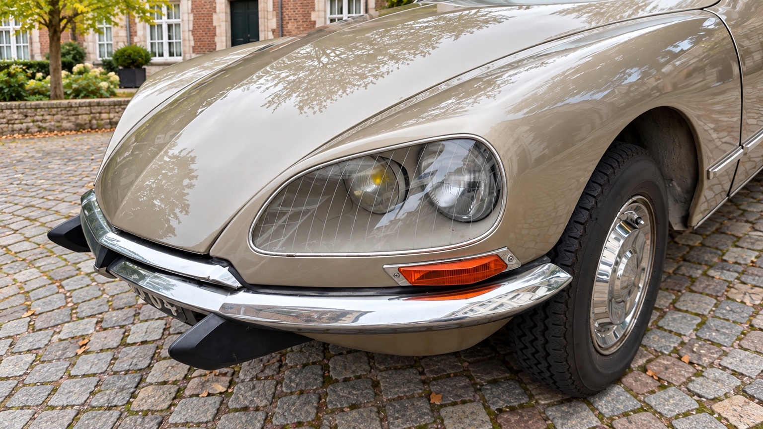 Detail van een klassieke Citroën in het Jekerkwartier