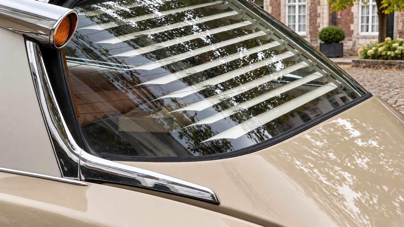 Detail van de achterruit van een klassieke auto